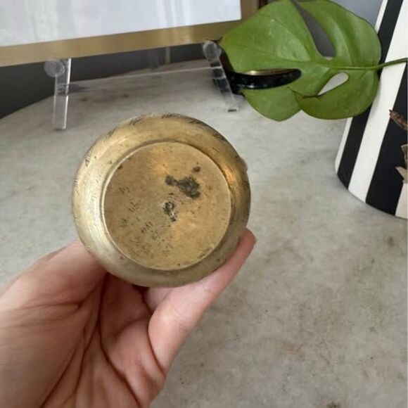 Small vintage solid brass vase - Picture 5 of 6